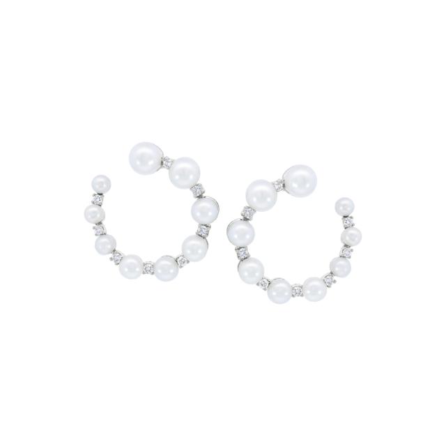 Graduated Circle Pearl Earrings